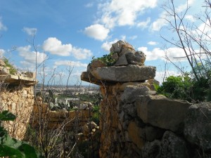 A wall at Għar Ilma showing the use of kileb